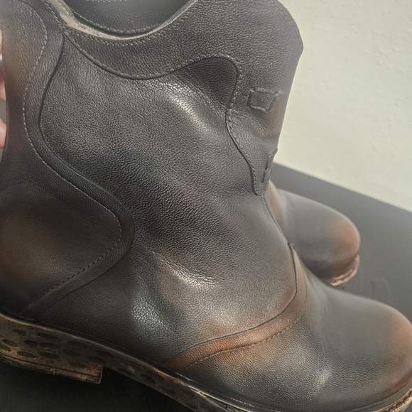 Elegant Black and Brown Ankle Boots - Picture 7 of 8